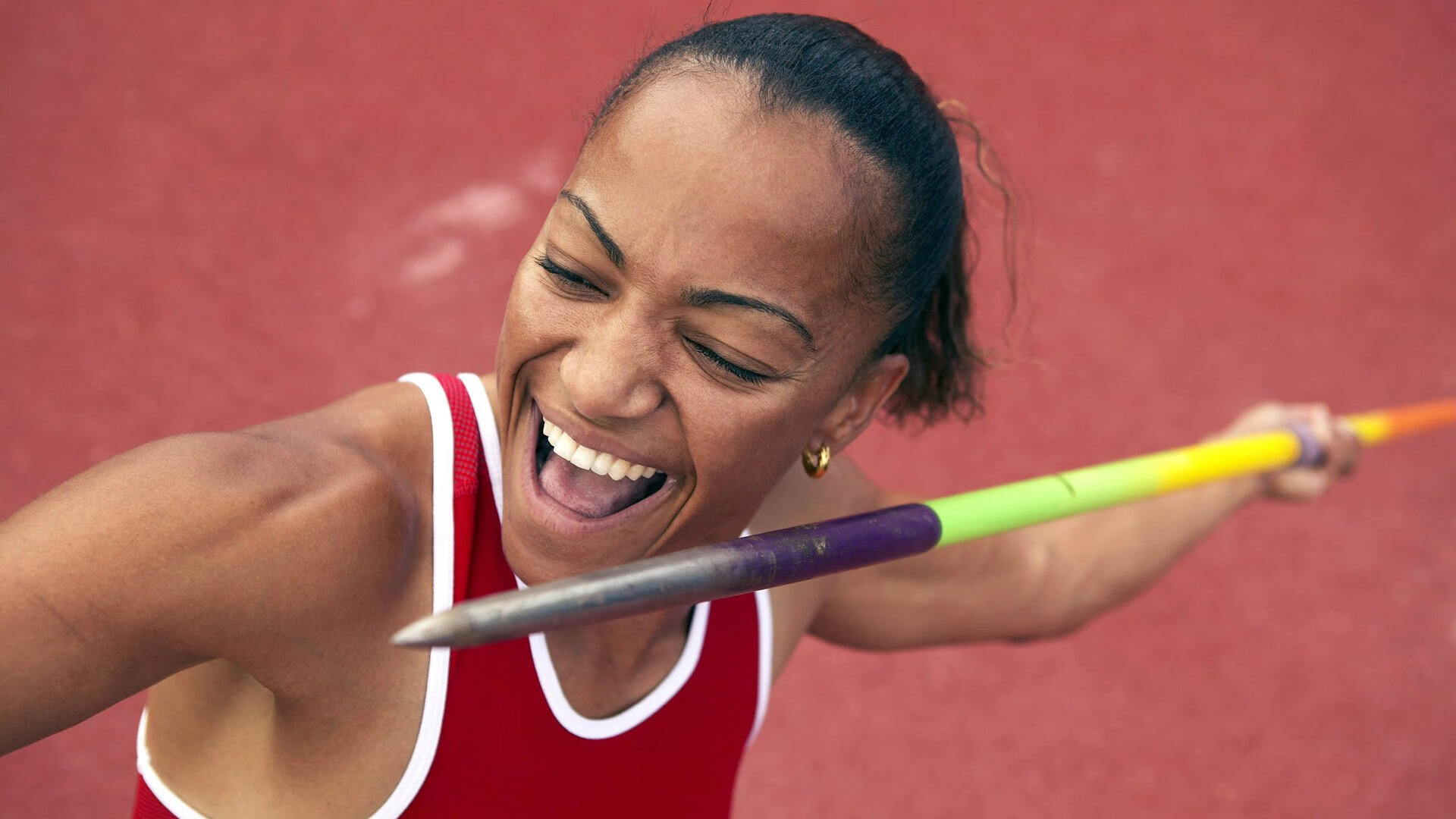 冰雪项目蓬勃发展，滑雪装备创新提升运动员表现与安全，滑雪队伍