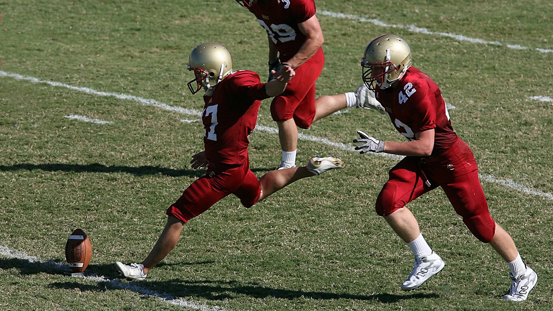 巴萨灵活站位打穿对方防守中轴,巴萨的打法